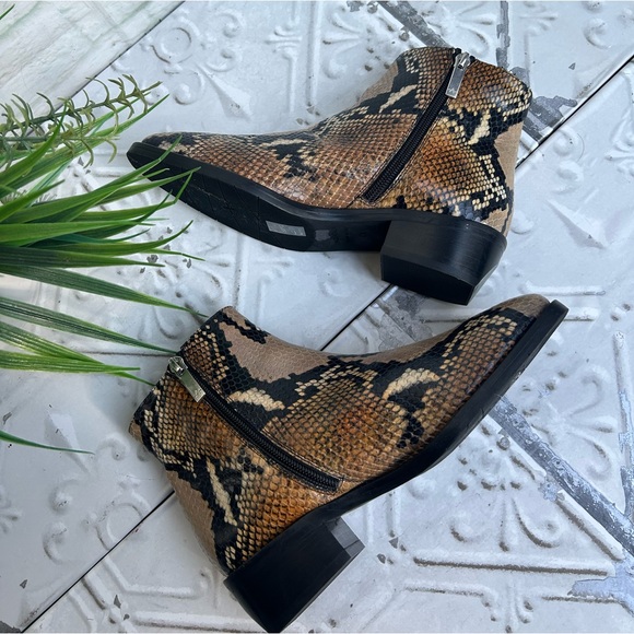 Aquatalia
Faelynn Snakeskin-Embossed Leather Ankle Boots women size 6.5 new - Picture 8 of 16